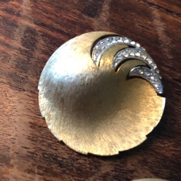 Two Vintage Brushed Gold Brooches - Picture 3 of 10